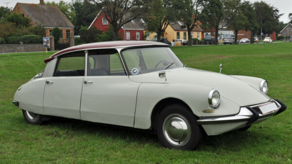 1685 Citroen DS 19 scaled
