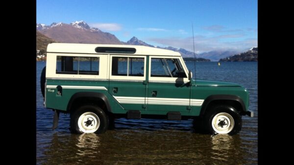 3834 Land Rover 110