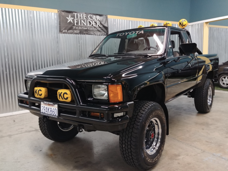 Aste online Bringatrailer.com: in vendita una fantastica Toyota Xtra Cab SR5 Pickup 4×4 del 1985 realizzata come quella di Marty McFly di Ritorno al Futuro, con tanto di cimeli del film…