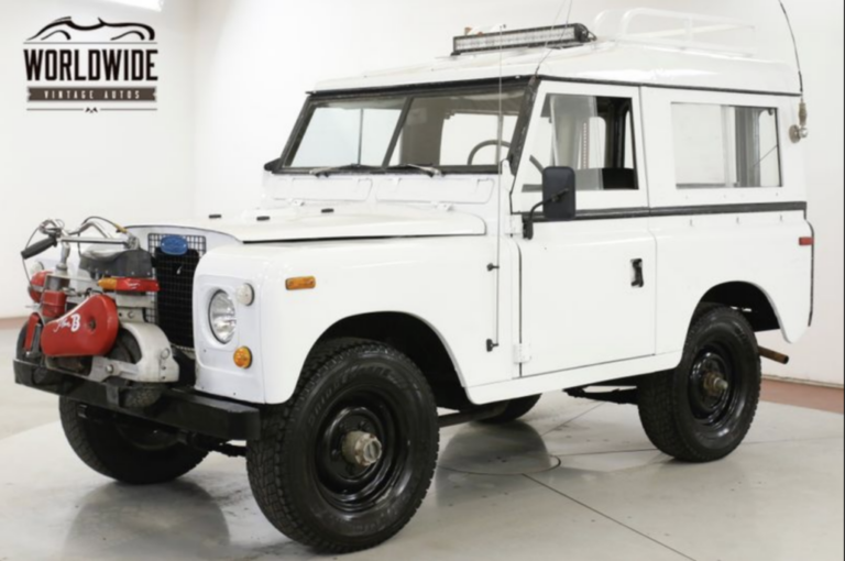 Una speciale Land Rover 88 4×4 con mini-bike Led Rack in vendita da Worldwidevintageautos.com a 22900 dollari!