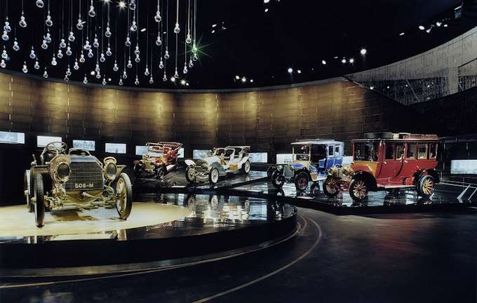 Spettacolare overview turistica all’interno del Museo Mercedes-Benz